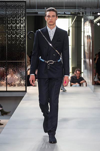 تصاميم راقية بلمسة جريئة ... اليك مجموعة Ricardo Tisci الأولى لدار Burberry